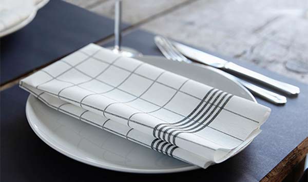 Towel-Napkin, eine Serviette in Form und Aussehen eines Geschirrtuches, als neuer Trend für Lifestyle-Restaurants und Bistros
