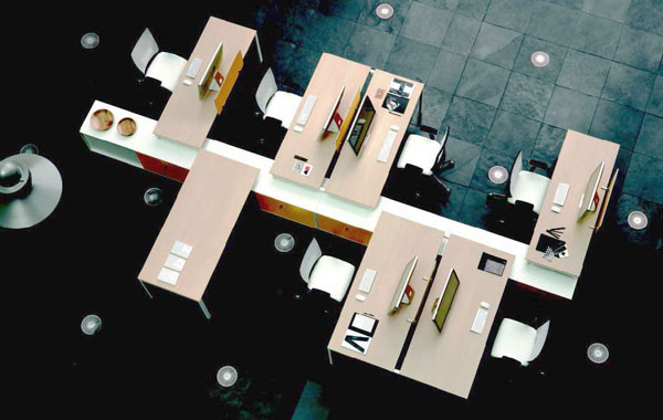 Kommunikatives Arbeiten durch Systeme, die eine optimale Anordnung der Schreibtische und Ablageplätze ermöglichen