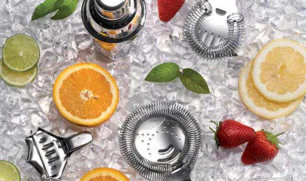 Barutensilien: Cocktailsieb, Shaker, Saftpresse
