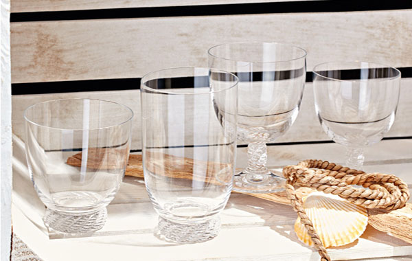 verschiedene Becher und Stielgläser