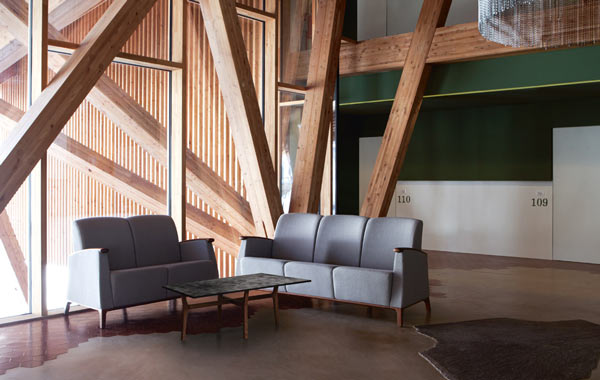 zwei- und dreisitzersofa mit Holz-Armauflage, Beistelltisch