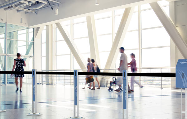 Gewebe-Absperrbänder mit stabilem Standfuß für elegante Personenführung