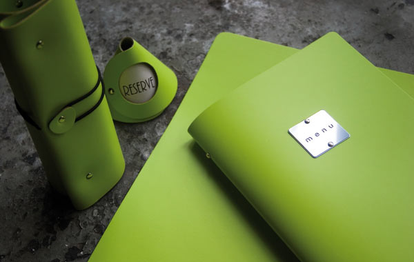 Menükarte, Rolle für Tagesmenü und Halter für Tischnummer / Reservierung aus Lederfaserstoff / LEFA, in trendigen Farben