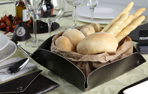 Brotkorb, Halter für Tischnummer, Rechnungstasche aus Lederfaserstoff / LEFA; Milieubild