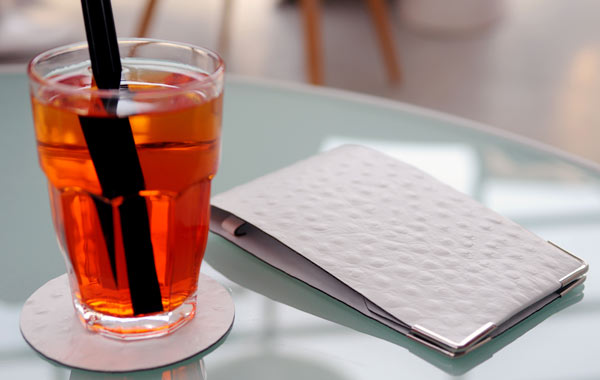 Coaster / Untersetzer und Ordermappe aus Lederfaserstoff in Weiss mit Struktur