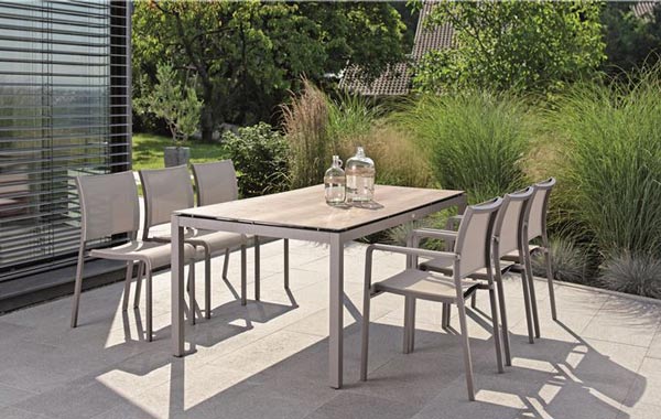 Outdoor-Essgruppe in hellem, freundlichen Design und pflegeleichten Oberflächen