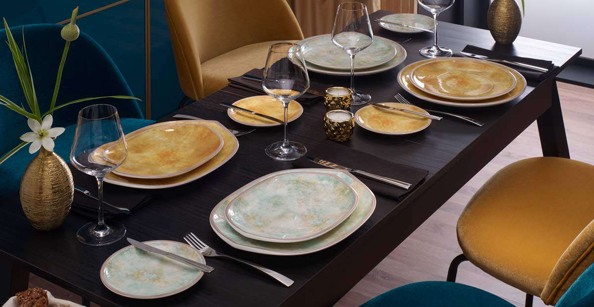 Esstisch mit Geschirr und Servietten in herbstlichem Dekor