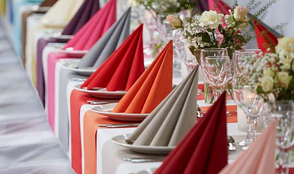 gedeckter Tisch, Tischdecken und Servietten in bunten, frischen Farben