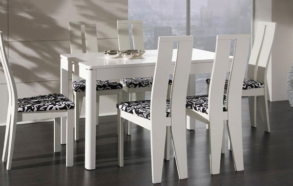 Essgruppe in schlichtem weiss, mit Sitzpolster schwarz-weiss